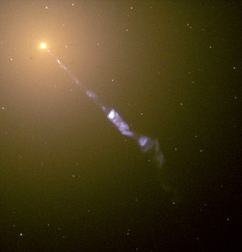 El n&uacute;cleo de la galaxia el&iacute;ptica gigante M87, donde hay evidencia de un agujero negro supermasivo. Tambi&eacute;n se observa un potente chorro (jet) de materia eyectada por los poderosos campos magn&eacute;ticos generados por &eacute;ste. Imagen tomada por el Telescopio espacial Hubble.